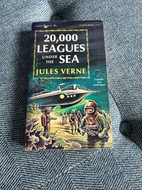 20,000 Leagues Under the Sea by Jules Verne - Green/Teal Cover